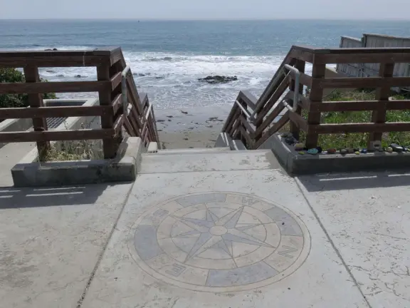 A pretty beachside town, with a wooden pier and wide windy beach with perfect views of Morro Rock, and colorful houses with gardens, backed by gently-sloping hills.