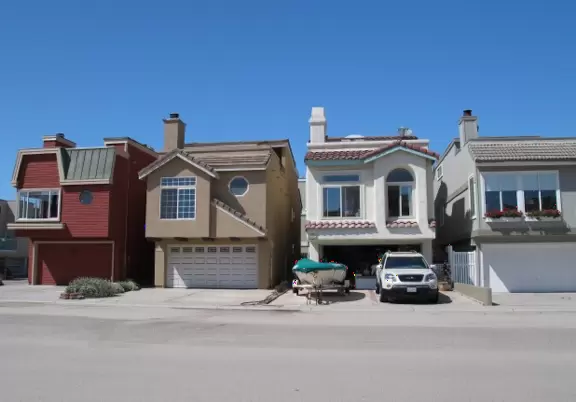 Wide beach with an abundance of white sand in a neighborhood of chic beach houses.