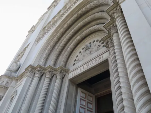 Also known as Little Italy, North Beach is a famous neighborhood of the beat poets, with great Italian sidewalk cafes and jazz bars.