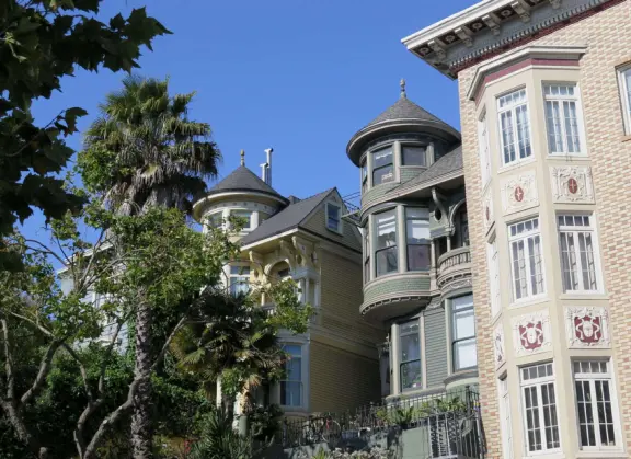 Pretty hilltop park with views of San Francisco's skyline, and the famous Painted Ladies.
