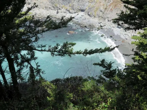 Gorgeous lookout over sheer cliffs. Absolutely stunning! Restaurant, inn, gift shop, coffee shop, and grounds with sculpture, walkway through cypress trees, and flowers.