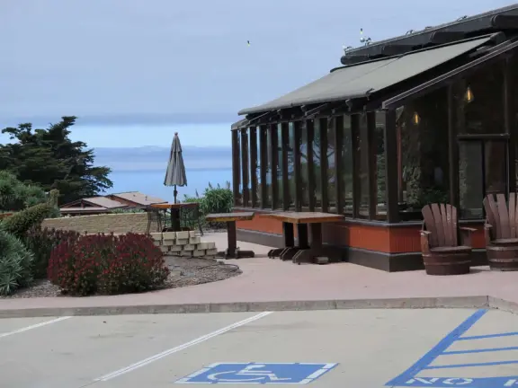 Gorgeous lookout over sheer cliffs. Absolutely stunning! Restaurant, inn, gift shop, coffee shop, and grounds with sculpture, walkway through cypress trees, and flowers.