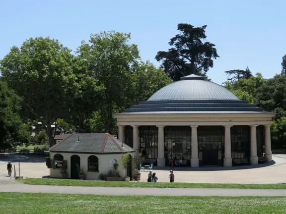 Huge park in the middle of San Francisco, with delightful daisy-filled meadows, playgrounds, lakes, gardens, and museums!