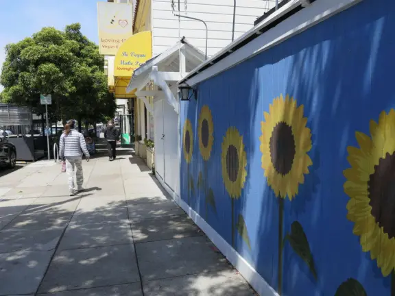 There's a really cool feeling at the Inner Sunset Neighborhood. Also, it's close to the beach, and to Golden Gate Park.