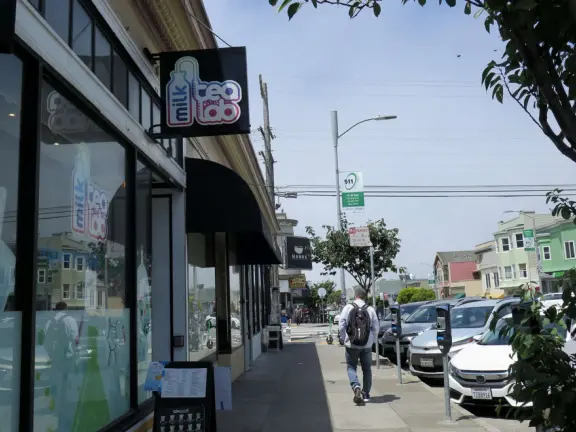 There's a really cool feeling at the Inner Sunset Neighborhood. Also, it's close to the beach, and to Golden Gate Park.