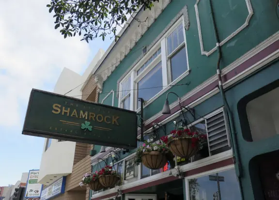 There's a really cool feeling at the Inner Sunset Neighborhood. Also, it's close to the beach, and to Golden Gate Park.