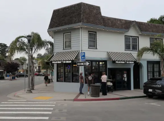 Cheerful, pretty town by the ocean!