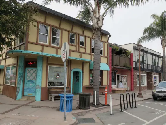 Cheerful, pretty town by the ocean!