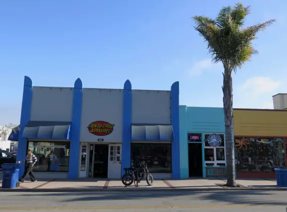 Cheerful, pretty town by the ocean!