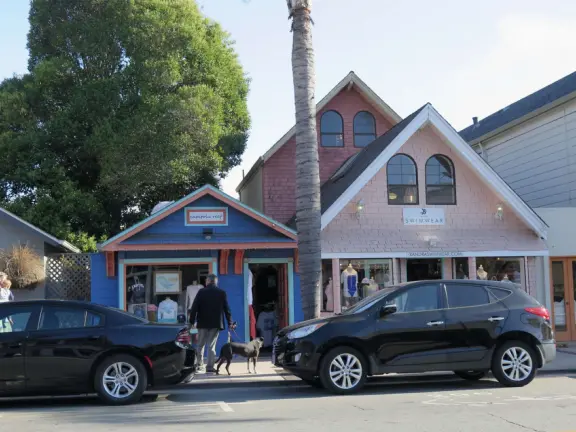 Cheerful, pretty town by the ocean!