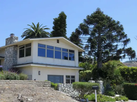 Pretty walk on a dead end road, past three ocean overlooks with sparkling water. You can extend this walk on both ends to make very long walks.
