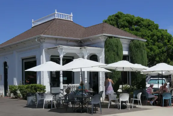 A walk amongst Santa Barbara's colonial history and beautiful Spanish-Moorish architecture.