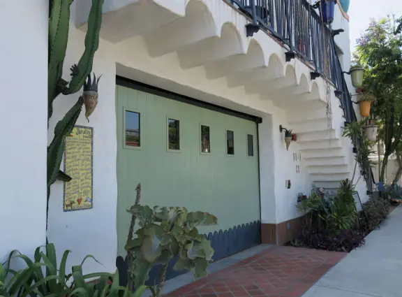 A walk amongst Santa Barbara's colonial history and beautiful Spanish-Moorish architecture.