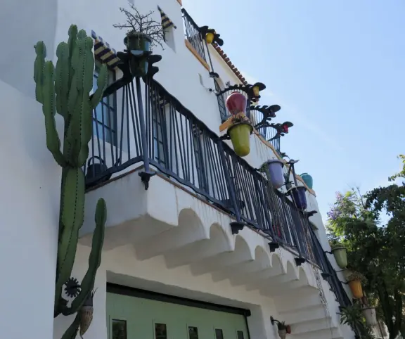 A walk amongst Santa Barbara's colonial history and beautiful Spanish-Moorish architecture.
