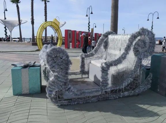Christmas carriage at Pismo Pier Plaza. 