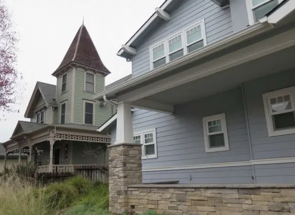 Cute toddler playground, workout station, community garden, basketball courts, lawn with views of Cerro San Luis, and Victorian houses, a block from the main downtown strip. Currently, a crime problem.