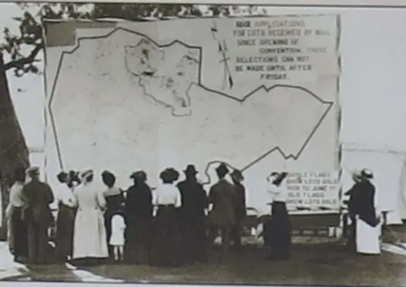 Lovely 0.7 mile walking path through the dunes filled with sage and flowers, past a playground, and behind some houses. Possible 3 mile walk, if you connect to Embarcadero.