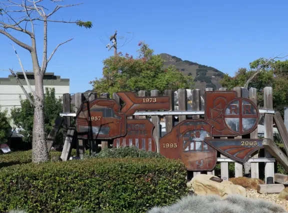 Railroad station with a few popular cafes, and small museum with beautifully-restored 1926 cafe-observation car and a model railroad of SLO county upstairs.