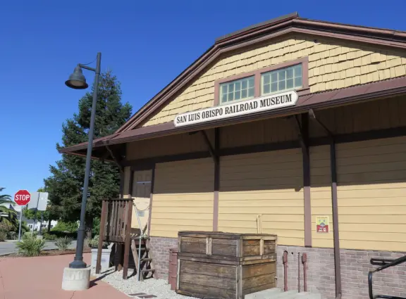 Railroad station with a few popular cafes, and small museum with beautifully-restored 1926 cafe-observation car and a model railroad of SLO county upstairs.