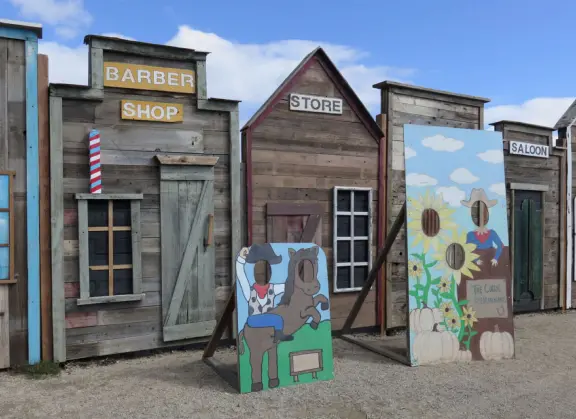 Coffee shop, food court, ice cream and pastry shops, brewery, gift shop and market, outdoor public spaces with fire pit and tables and selfie spots galore, farm with donkeys, goats, and alpaca! Also called San Luis Ranch.