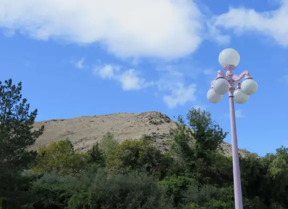 I love the pink lampposts!