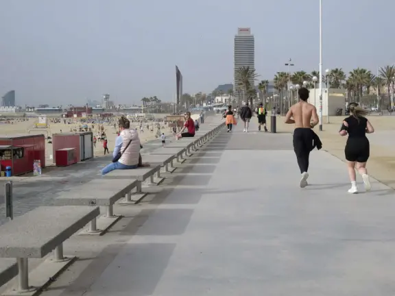 A flat, straight beach with a wide boardwalk where fitness reigns supreme! It reminded me of Venice Beach in California.