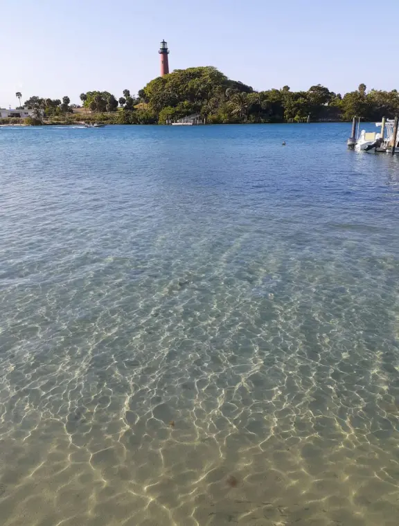 Gorgeous place on the Jupiter inlet across from the lighthouse, with restaurants and a walkway.