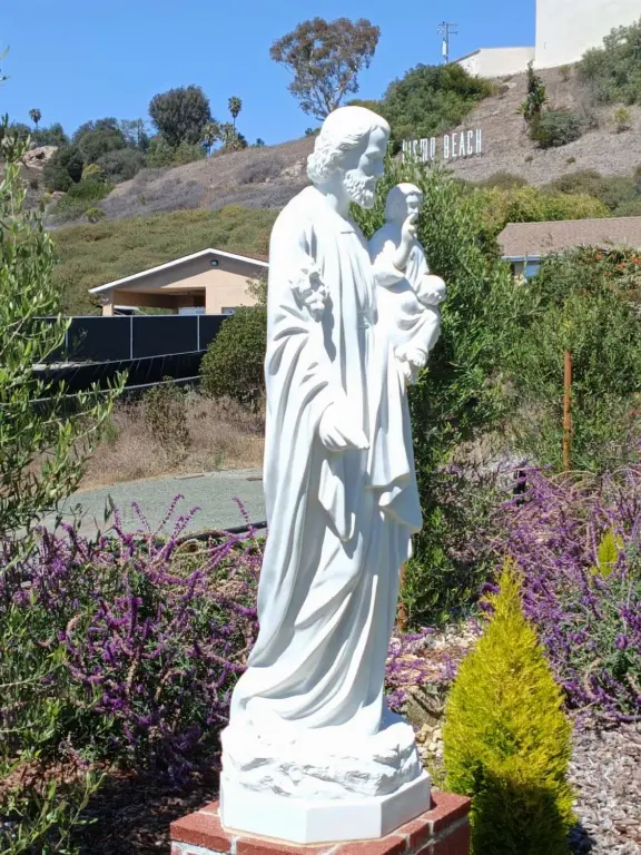 A lovely park in Pismo Heights with playground, sloped lawn with picnic areas, and best of all- rocky lookout with spectacular views of the coastline.