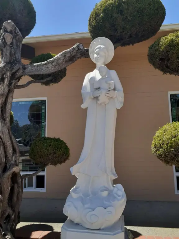 A lovely park in Pismo Heights with playground, sloped lawn with picnic areas, and best of all- rocky lookout with spectacular views of the coastline.