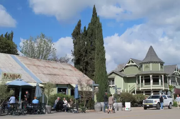 Chic wine-country town.