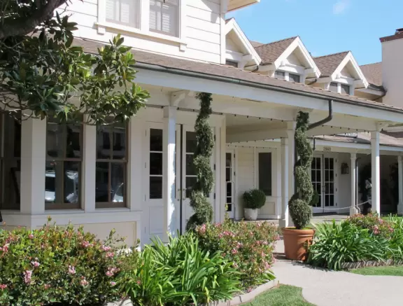 Chic wine-country town.