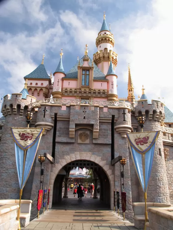 Amusement park, or theme park, where you can be amazed nonstop for 14 hours or more!!