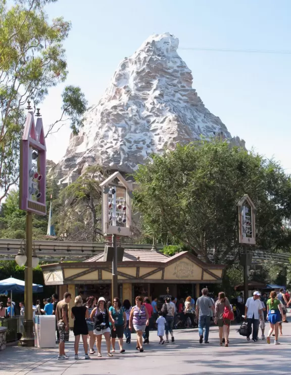 Amusement park, or theme park, where you can be amazed nonstop for 14 hours or more!!