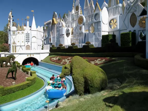 Amusement park, or theme park, where you can be amazed nonstop for 14 hours or more!!