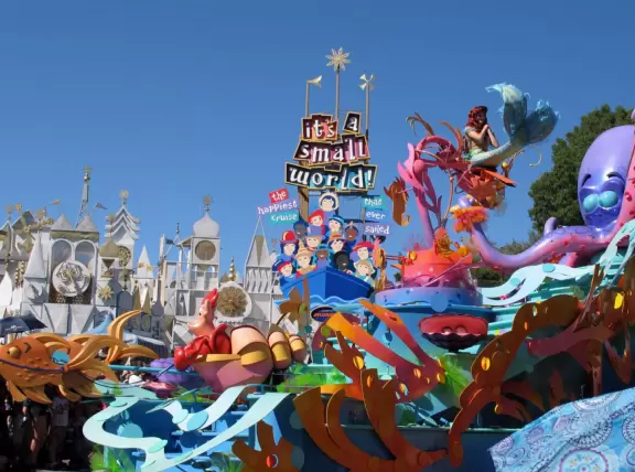 Amusement park, or theme park, where you can be amazed nonstop for 14 hours or more!!