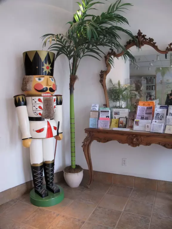 Museum with thousands of dolls and teddy bears arranged beautifully in glass display cases. Some delight you with memories from your childhood!