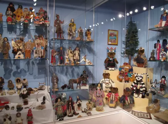 Museum with thousands of dolls and teddy bears arranged beautifully in glass display cases. Some delight you with memories from your childhood!