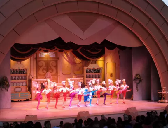 Beautiful theme park with art deco buildings and California-style palms, and the amazing Star Wars land.