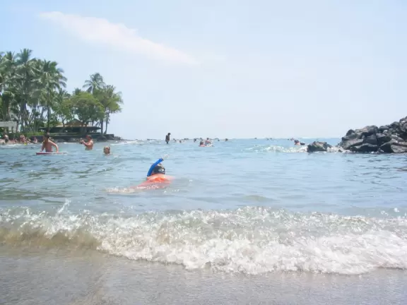 Kahalu'u (Kahaluu) Beach is a sheltered but rundown city beach with warm clear water and magical snorkeling!
