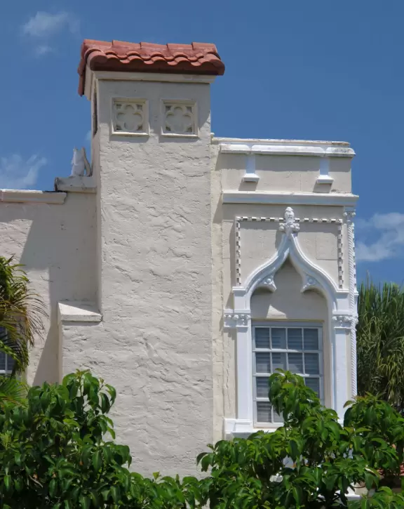 Lovely walk along palm-lined roads past historical homes from the 1920s.