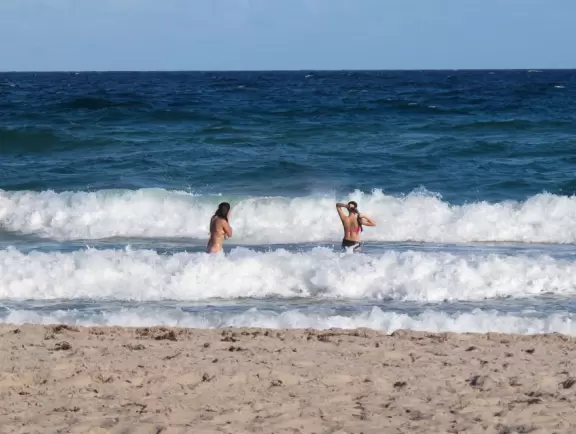 Pleasant beach with beachside jogging path, and funky&nbsp;main strip that leads to it.