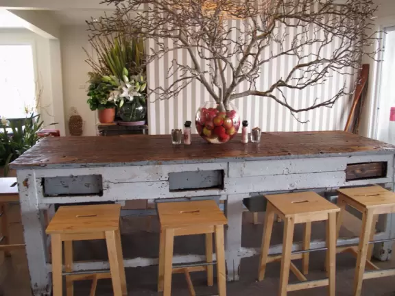 Everything a restaurant should be: surreal views of blue-green water set off by white decor, plus reasonable prices.