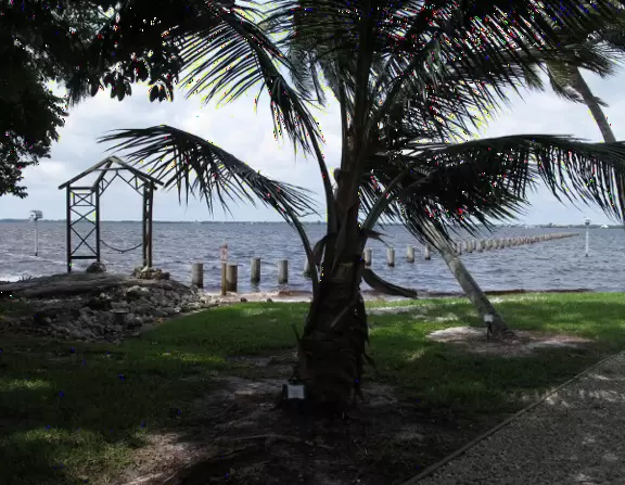 Homes with exquisite gardens on the river, plus museum and lab showing Edison and Ford's inventions.