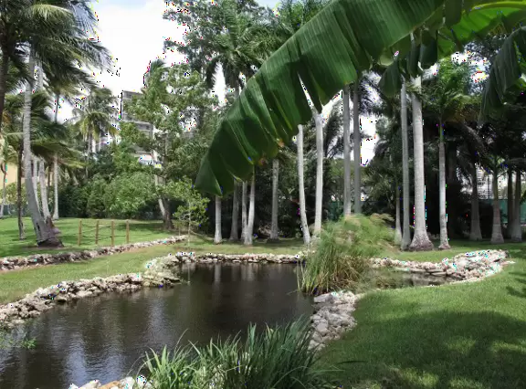 Homes with exquisite gardens on the river, plus museum and lab showing Edison and Ford's inventions.