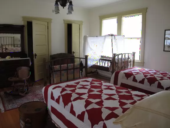 Homes with exquisite gardens on the river, plus museum and lab showing Edison and Ford's inventions.