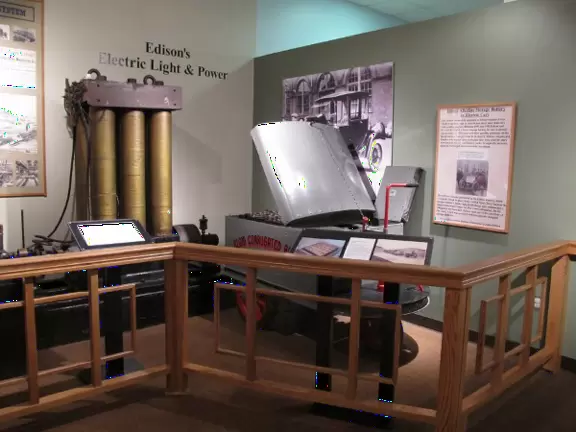 Homes with exquisite gardens on the river, plus museum and lab showing Edison and Ford's inventions.