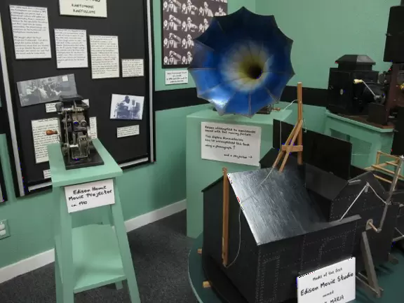 Homes with exquisite gardens on the river, plus museum and lab showing Edison and Ford's inventions.