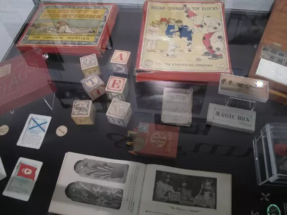 Homes with exquisite gardens on the river, plus museum and lab showing Edison and Ford's inventions.