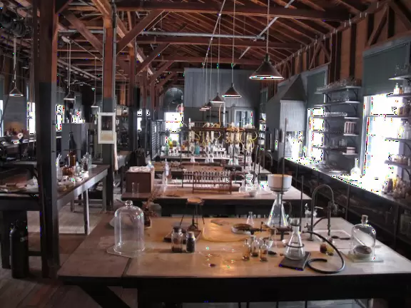 Homes with exquisite gardens on the river, plus museum and lab showing Edison and Ford's inventions.