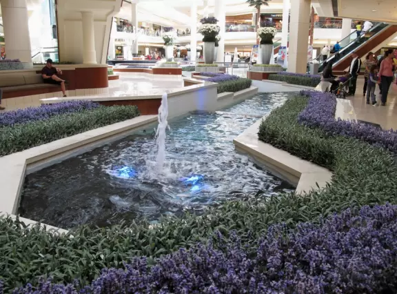 Beautiful indoor two-level mall with ritzy shops, upscale chain restaurants, and a food court.